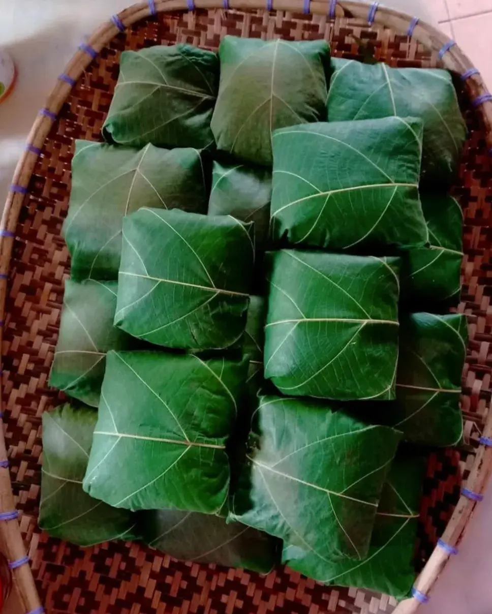 Leaf-wrapped linopot rice parcels in a basket